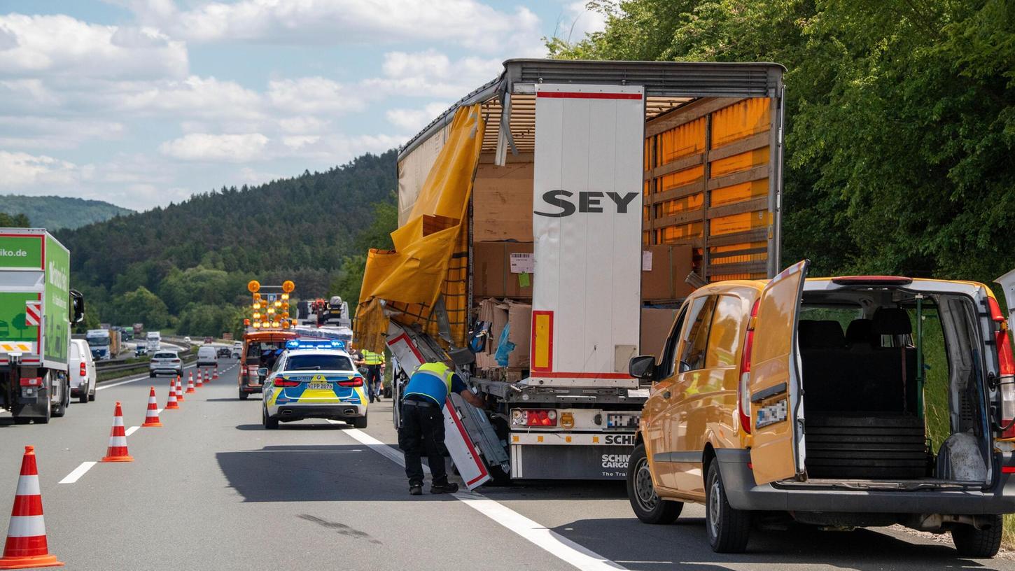 Unfall auf der A3 zwischen Altdorf und Oberölsbach: Am Montagnachmittag touchierte ein Lkw einen anderen, der mit Panne auf dem Seitenstreifen stehen bleiben musste. Unfall auf der A3 zwischen Altdorf und Oberölsbach: Am Montagnachmittag touchierte ein Lkw einen anderen, der mit Panne auf dem Seitenstreifen stehen bleiben musste.