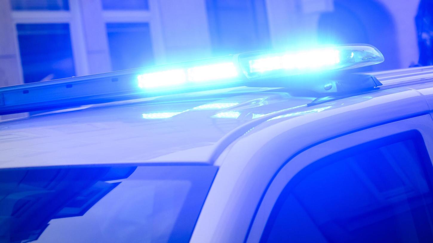 Die Polizeiinspektion Forchheim ermittelt wegen Belästigung gegen bislang unbekannten Mann. Der soll sein Geschlechtsteil auf einem Radweg entblößt haben. Die Polizeiinspektion Forchheim ermittelt wegen Belästigung gegen bislang unbekannten Mann. Der soll sein Geschlechtsteil auf einem Radweg entblößt haben.