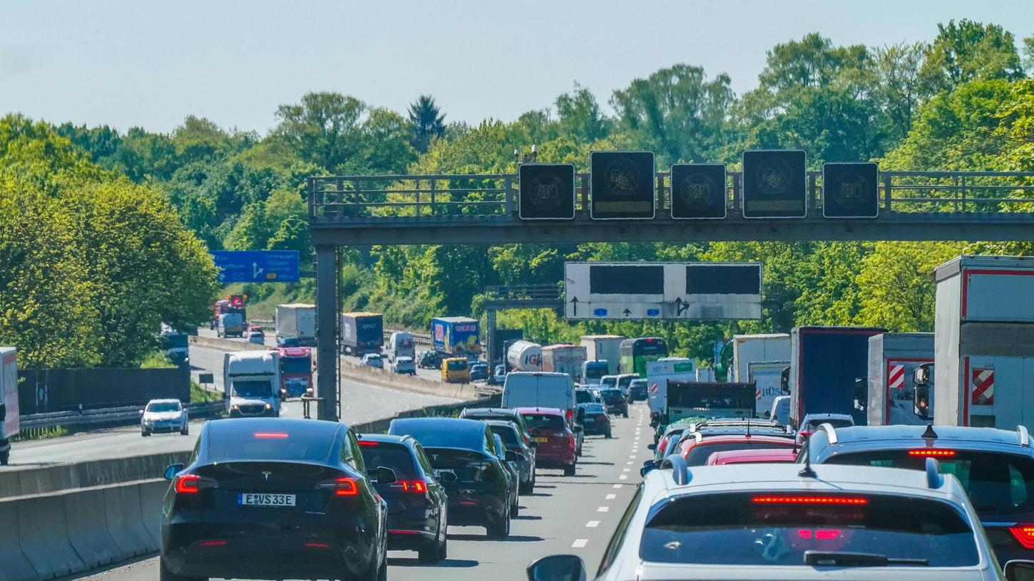 Aufgrund des Ausbaus der A3 kommt es zwischen dem 28. Mai und dem 2. Juni zur Vollsperrung der Anschlussstelle Pommersfelden. Aufgrund des Ausbaus der A3 kommt es zwischen dem 28. Mai und dem 2. Juni zur Vollsperrung der Anschlussstelle Pommersfelden.