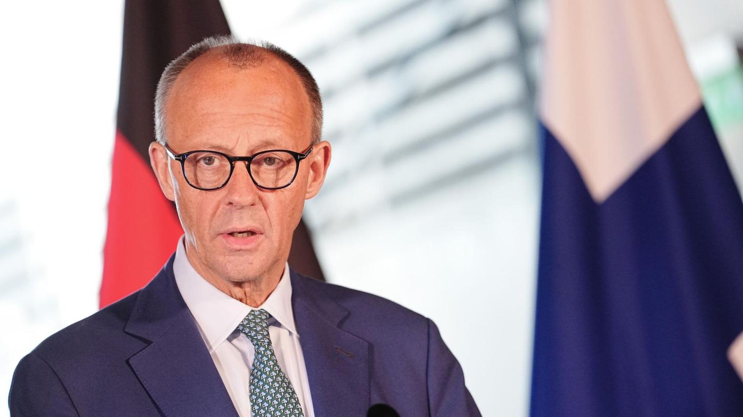 Bundeskanzler Friedrich Merz (CDU) sieht die Reichweitenfreigabe für deutsche Waffen in der Ukraine als nötig an. Bundeskanzler Friedrich Merz (CDU) sieht die Reichweitenfreigabe für deutsche Waffen in der Ukraine als nötig an.