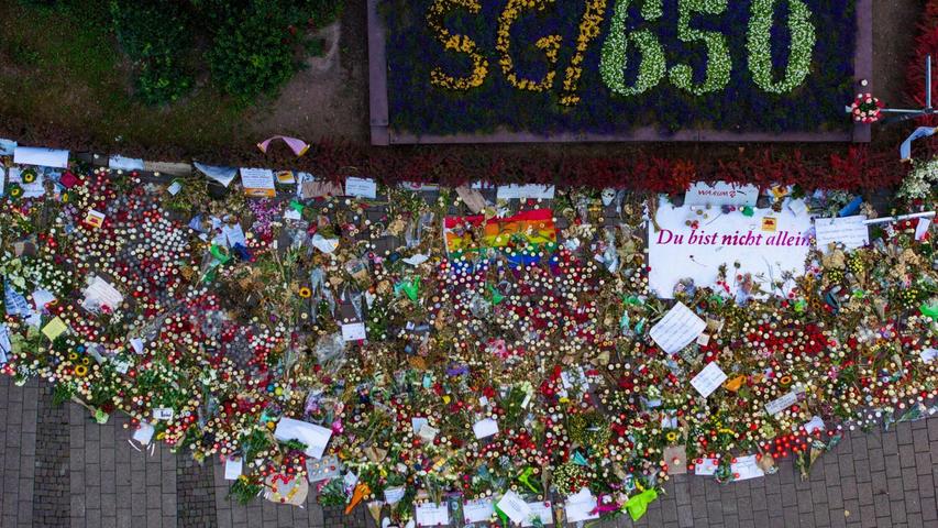 Blumen- und Lichtermeer nach dem Terroranschlag von Solingen. In Düsseldorf hat jetzt der Prozess gegen den mutmaßlichen Attentäter begonnen. (Archivbild) Blumen- und Lichtermeer nach dem Terroranschlag von Solingen. In Düsseldorf hat jetzt der Prozess gegen den mutmaßlichen Attentäter begonnen. (Archivbild)