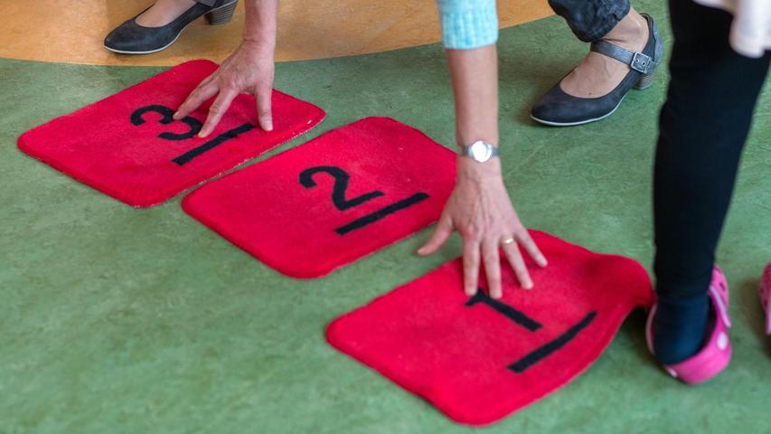 Kinder mit geistigen Beeinträchtigungen lernen oft mit anderen Methoden als Kinder an Regelschulen (Symbolbild). Kinder mit geistigen Beeinträchtigungen lernen oft mit anderen Methoden als Kinder an Regelschulen (Symbolbild).