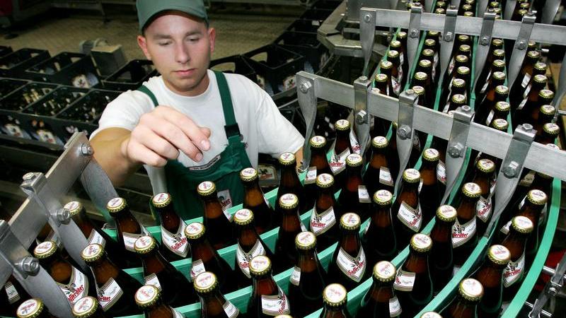 Hätten Sie es gewusst? Unser Platz 8 stammt aus dem Harz, gehört aber zur weltweit größten Brauereigruppe Anheuser Busch - gemessen am Absatzvolumen. Der Bierabsatz wird aber weniger: Hasseröder verkaufte nur 2,25 Millionen Hektoliter, was ein Minus von sieben Prozent im Jahr 2014 bedeutet.