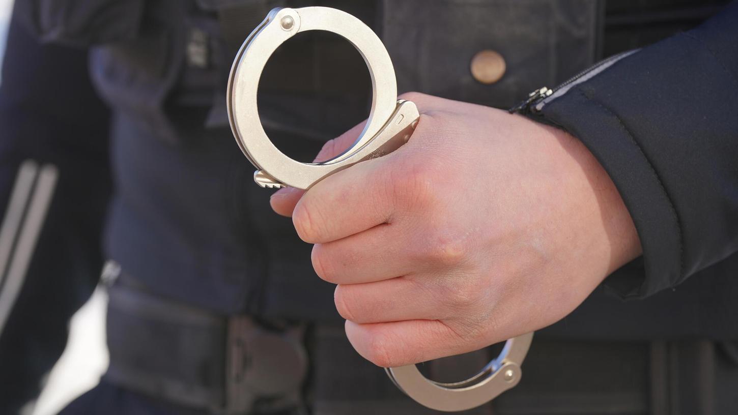 Nach einem bewaffneten Überfall auf eine Tankstelle in Franken laufen die Ermittlungen zunächst ohne Erfolg. (Symbolbild) Nach einem bewaffneten Überfall auf eine Tankstelle in Franken laufen die Ermittlungen zunächst ohne Erfolg. (Symbolbild)