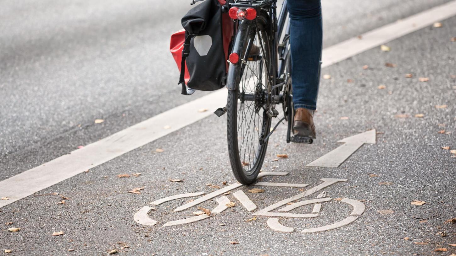 In Ansbach hat eine Zeugin am Montag beobachtet, wie ein Fahrrad von einem Balkon auf die Straße geworfen wurde. In Ansbach hat eine Zeugin am Montag beobachtet, wie ein Fahrrad von einem Balkon auf die Straße geworfen wurde.