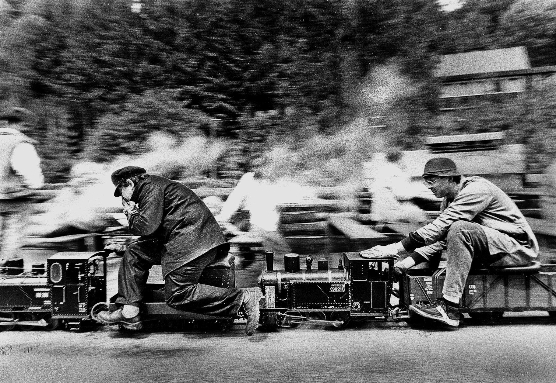Ein besonderes Abenteuer erlebten große und kleine Eisenbahnfreunde in den 1980er Jahren im idyllischen Lehenhammer in Etzelwang nahe Hersbruck: die Lehentalbahn. Im Garten des früheren Wirtshauses Forellenhof tuckerte eine Mini-Dampflokomotive, die ihre Fahrgäste - rittlings auf Modellbahnen sitzend - durch eine 330 Meter lange Anlage auf einer 5-Zoll-Spur rund um den Forellenteich kutschierte. Umhüllt von Rauchschwaden drehten vor allem begeisterte Kinder nach Herzenslust eine oder mehrere Runden. Ein nostalgisches Vergnügen, das heute nur noch in der Erinnerung lebt, der Betrieb der Gartenbahn wurde 2001 eingestellt.