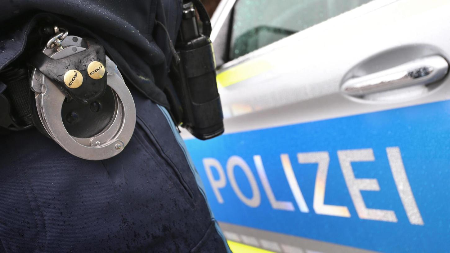 In Ansbach wird ein Fahrrad von einem Balkon geworfen, als die Polizei eintrifft, wird es noch kurioser. (Symbolbild) In Ansbach wird ein Fahrrad von einem Balkon geworfen, als die Polizei eintrifft, wird es noch kurioser. (Symbolbild)