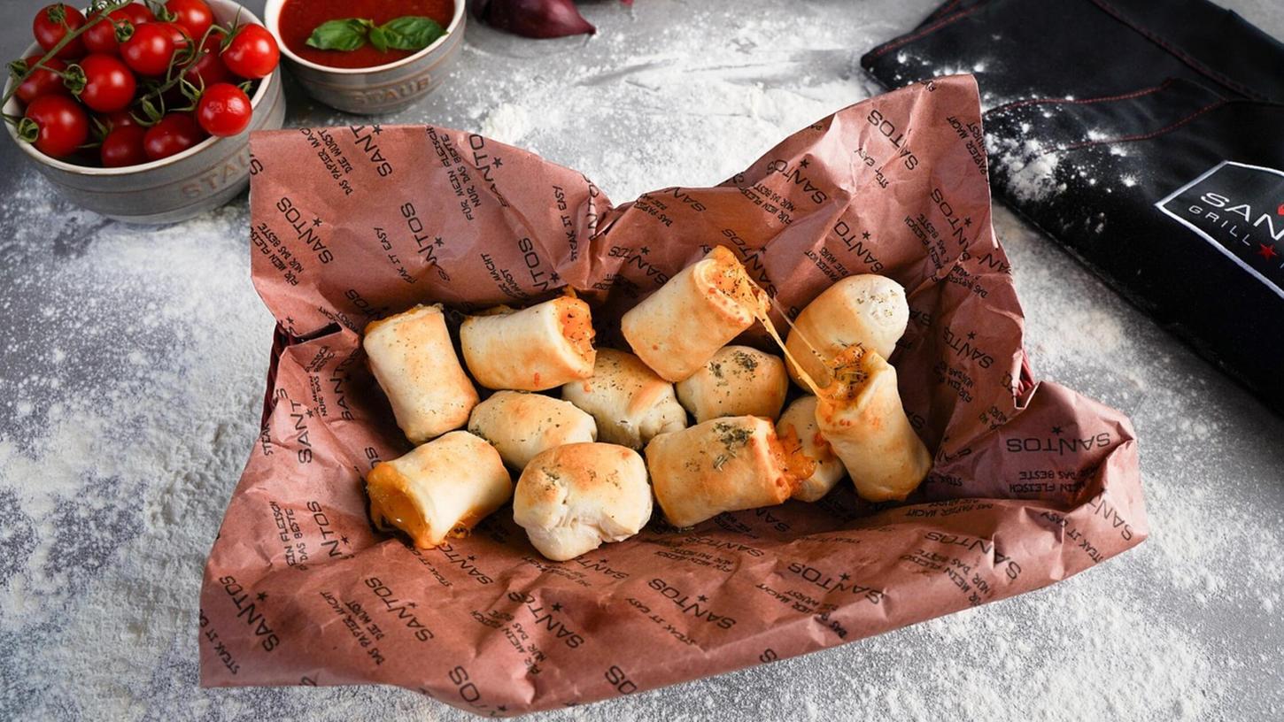 Der perfekte Party-Snack oder als Beilage für den italienischen Abend: Paninis - oder auch Pizzabrötchen - sind im Handumdrehen selbst gemacht. Der perfekte Party-Snack oder als Beilage für den italienischen Abend: Paninis - oder auch Pizzabrötchen - sind im Handumdrehen selbst gemacht.
