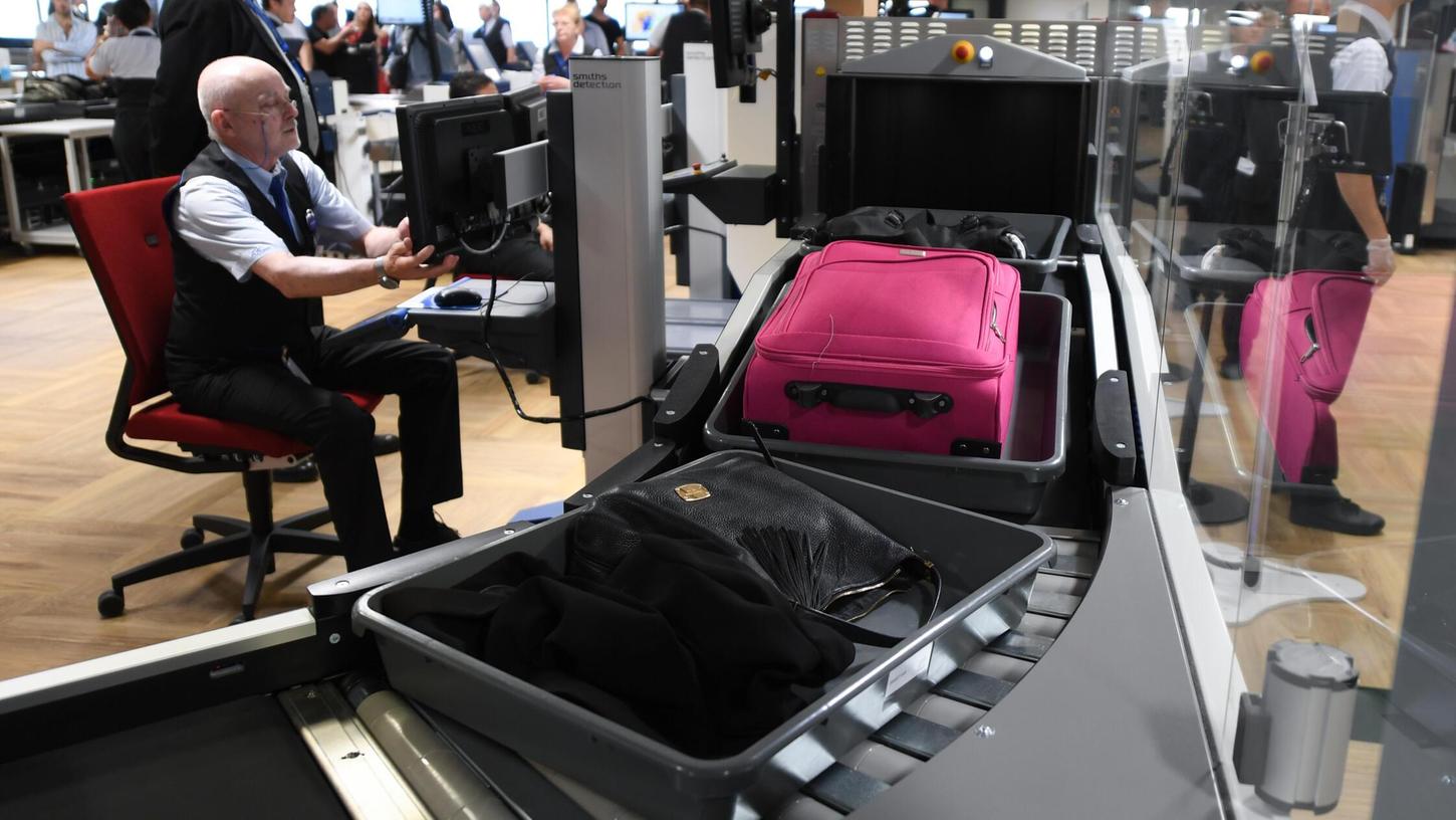 Aus so einer Plastikwanne (hier ein Bild aus Frankfurt) entwendete eine Frau am Nürnberger Flughafen die Armbanduhr eines anderen Passagiers. Aus so einer Plastikwanne (hier ein Bild aus Frankfurt) entwendete eine Frau am Nürnberger Flughafen die Armbanduhr eines anderen Passagiers.