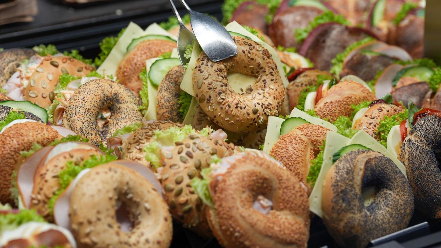 Belegte Brötchen in einer Bäckerei-Theke - manch einer, der schnell etwas essen möchte, greift hier zu. (Symbolbild) Belegte Brötchen in einer Bäckerei-Theke - manch einer, der schnell etwas essen möchte, greift hier zu. (Symbolbild)