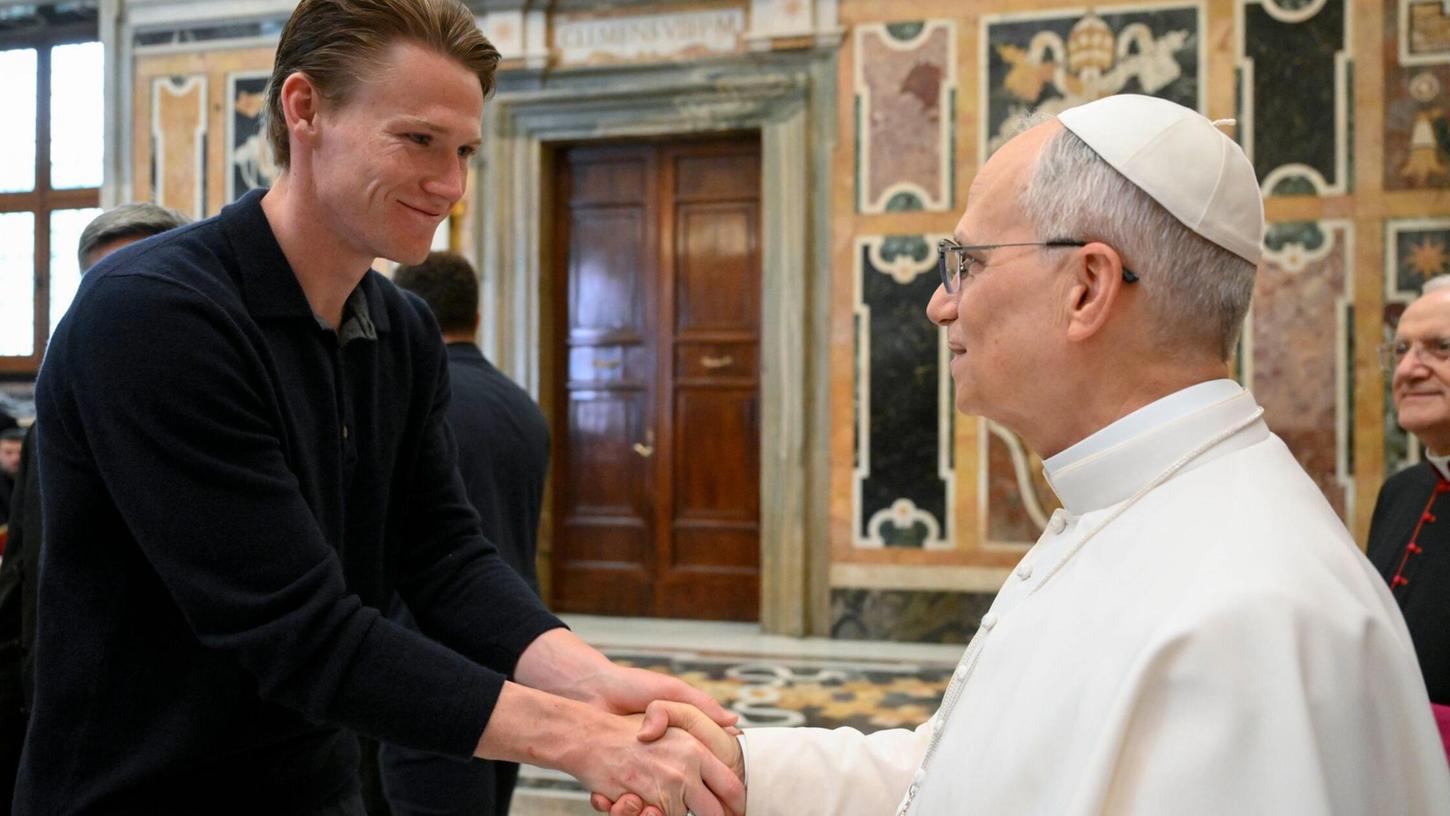 Papst Leo XIV. empfängt den neuen italienischen Meister SSC Neapel, hier den schottischen Mittelfeldspieler Scott McTominay. Papst Leo XIV. empfängt den neuen italienischen Meister SSC Neapel, hier den schottischen Mittelfeldspieler Scott McTominay.