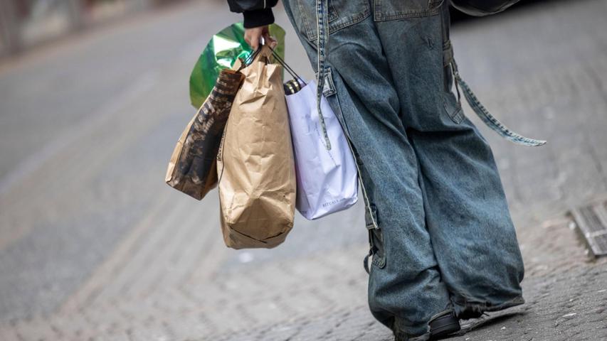 Viele Verbraucher legen ihr Geld lieber auf die hohe Kante. Viele Verbraucher legen ihr Geld lieber auf die hohe Kante.