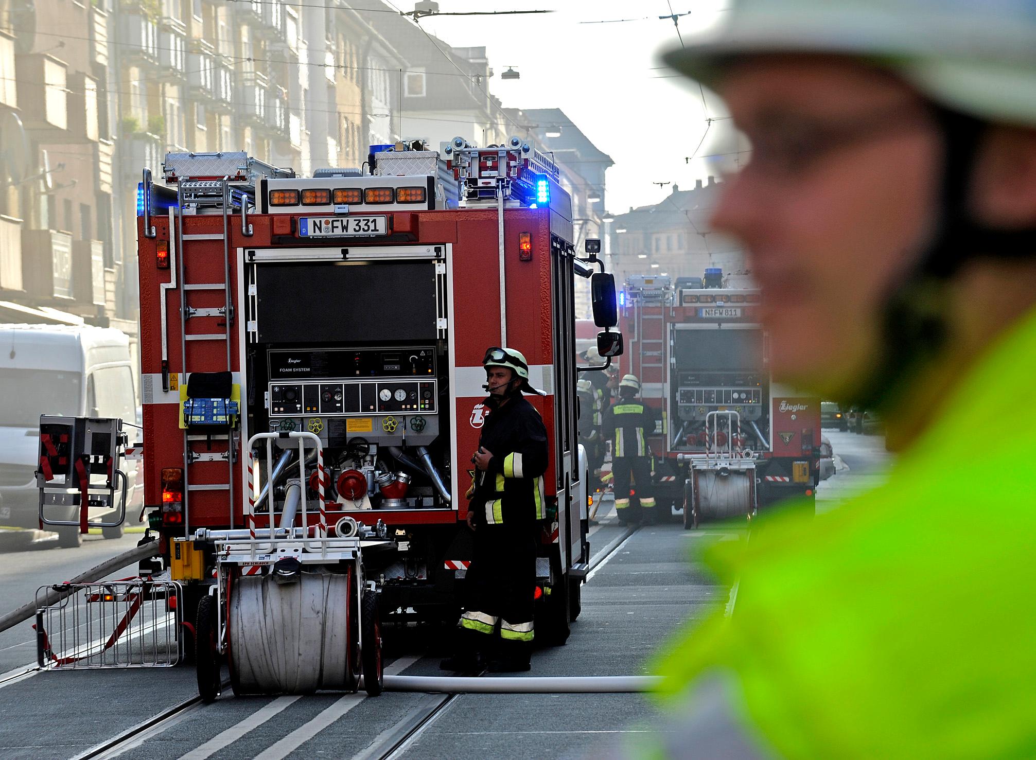 542 Frauen und Männer arbeiten bei der Nürnberger Berufsfeuerwehr. Ihnen stehen 163 Einsatzfahrzeuge zur Verfügung. Mit denen rücken sie etwa 10.000 Mal im Jahr aus. Die Kosten dafür: 34,5 Millionen Euro. Umgerechnet auf jeden Bürger entfallen 65 Euro pro Jahr an Kosten.