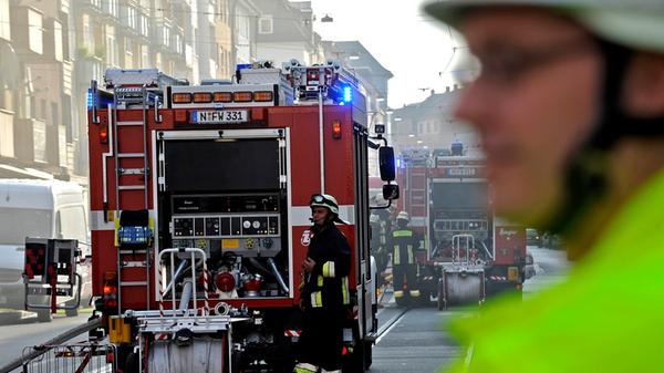 542 Frauen und Männer arbeiten bei der Nürnberger Berufsfeuerwehr. Ihnen stehen 163 Einsatzfahrzeuge zur Verfügung. Mit denen rücken sie etwa 10.000 Mal im Jahr aus. Die Kosten dafür: 34,5 Millionen Euro. Umgerechnet auf jeden Bürger entfallen 65 Euro pro Jahr an Kosten.