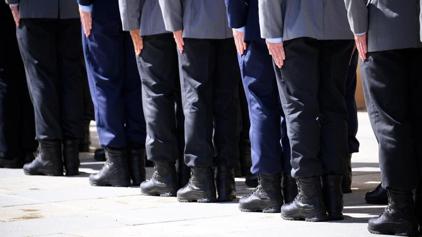 Rund 60.000 Planstellen für Soldatinnen und Soldaten weniger gab es 2024 laut Bericht im Vergleich zu 2010. (Symbolbild) Rund 60.000 Planstellen für Soldatinnen und Soldaten weniger gab es 2024 laut Bericht im Vergleich zu 2010. (Symbolbild)