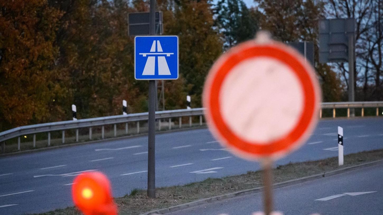 Der Verkehr auf der A7 wird großräumig umgeleitet. (Symbolbild) Der Verkehr auf der A7 wird großräumig umgeleitet. (Symbolbild)