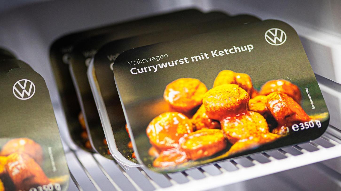 Die VW-Currywurst steht künftig auch als Fertiggericht im Supermarktregal. Die VW-Currywurst steht künftig auch als Fertiggericht im Supermarktregal.