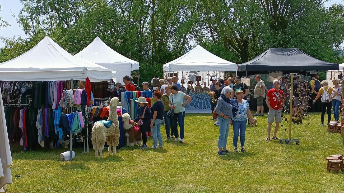 Keramikdeko, Ketten, Taschen, Gartenstecker und mehr: Ein breites Angebot gibt es beim Kunsthandwerkermarkt am Altmühlsee in Schlungenhof. Keramikdeko, Ketten, Taschen, Gartenstecker und mehr: Ein breites Angebot gibt es beim Kunsthandwerkermarkt am Altmühlsee in Schlungenhof.