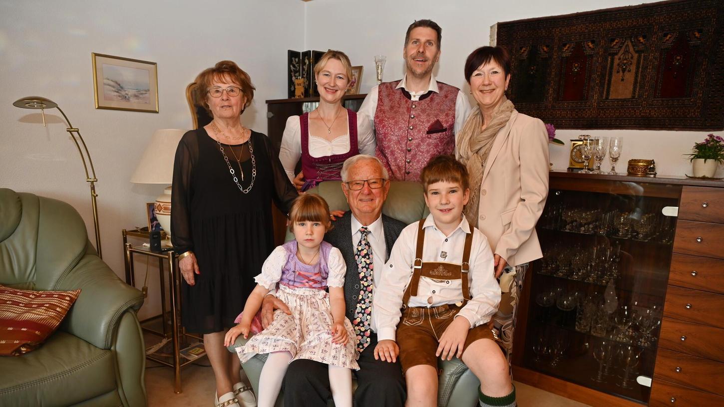 Paul Michalzik im Kreise seiner Partnerin, seiner Tochter sowie der Enkelin mit Familie. Paul Michalzik im Kreise seiner Partnerin, seiner Tochter sowie der Enkelin mit Familie.