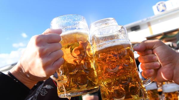 ARCHIV - 24.09.2018, Bayern, München: Besucher sto