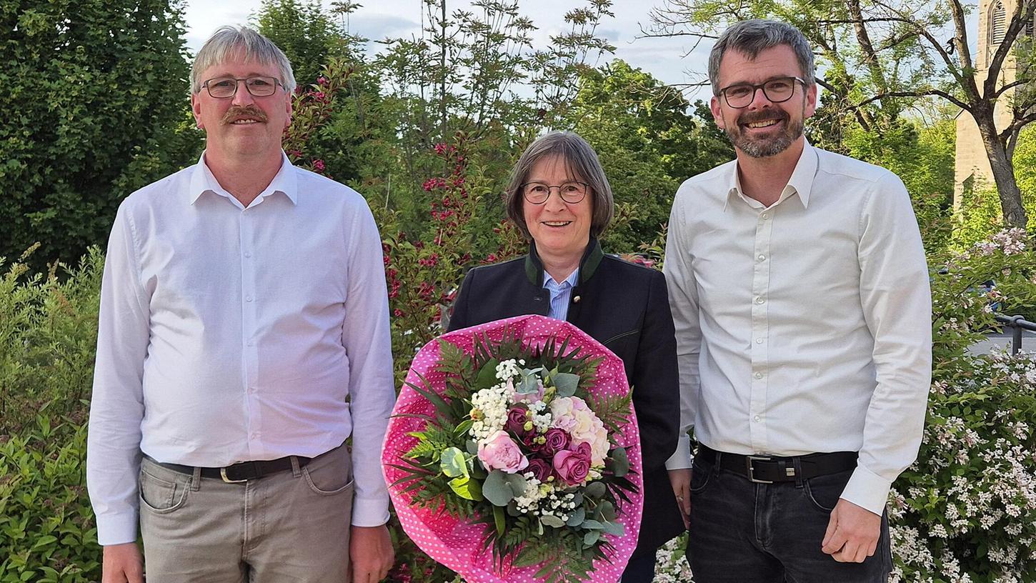 Nach 18 Jahren verabschiedete sich Monika Schmidt aus dem Marktrat Pyrbaums. Bürgermeister Michael Langner mit Schmidts Nachfolger Klaus Nerreter gratulierten. Nach 18 Jahren verabschiedete sich Monika Schmidt aus dem Marktrat Pyrbaums. Bürgermeister Michael Langner mit Schmidts Nachfolger Klaus Nerreter gratulierten.