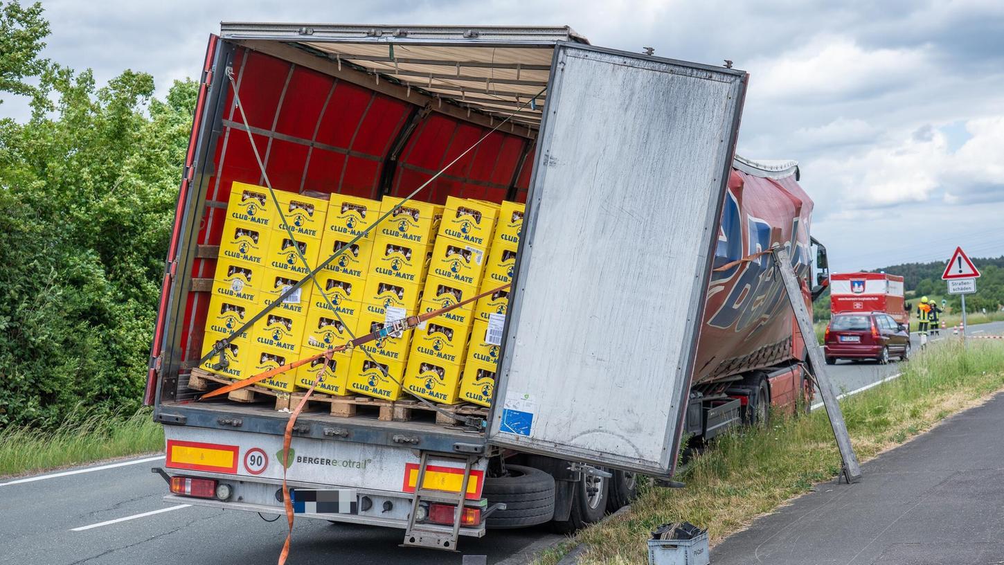 Ein Laster, der viele Kisten Eistee geladen hatte, drohte bei Burghaslach umzukippen. Ein Laster, der viele Kisten Eistee geladen hatte, drohte bei Burghaslach umzukippen.