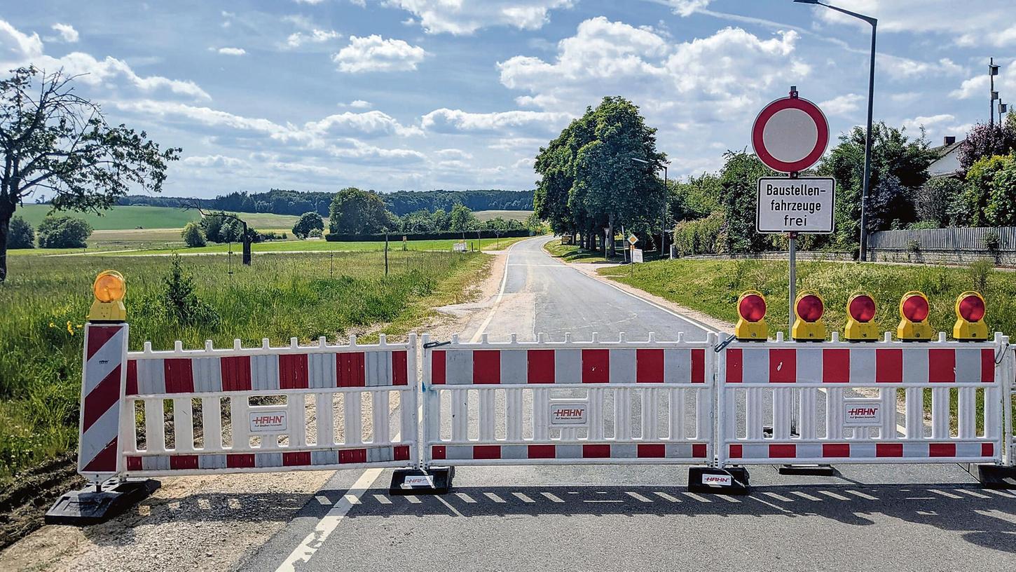 Vollsperrung: Die Strecke von Auernheim nach Schlittenhart wird neu asphaltiert und ist deshalb komplett gesperrt. Die Umleitung erfolgt in beiden Richtungen über Degersheim. Vollsperrung: Die Strecke von Auernheim nach Schlittenhart wird neu asphaltiert und ist deshalb komplett gesperrt. Die Umleitung erfolgt in beiden Richtungen über Degersheim.
