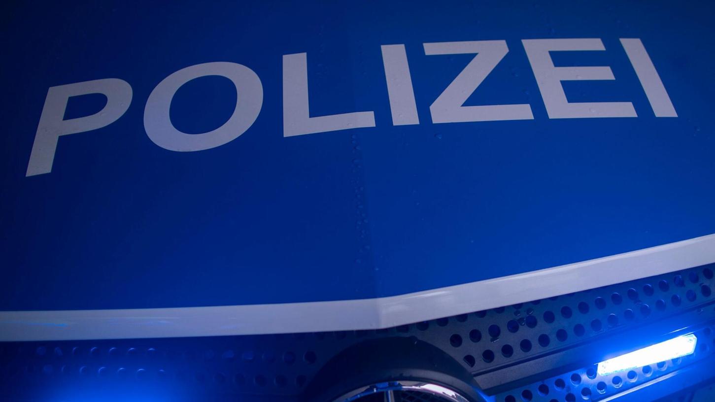 Die Polizei ermittelt wegen eines beschädigten Stacheldrahts auf einem Bundeswehrgelände in der Oberpfalz. (Symbolbild) Die Polizei ermittelt wegen eines beschädigten Stacheldrahts auf einem Bundeswehrgelände in der Oberpfalz. (Symbolbild)