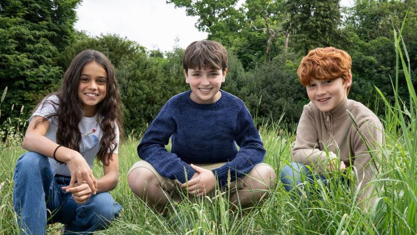 Sie treten in große Fußstapfen: In der neuen "Harry Potter"-Serie werden Dominic McLaughlin (Mitte) als Harry Potter, Arabella Stanton als Hermine Granger und Alastair Stout als Ron Weasley zu sehen sein. Sie treten in große Fußstapfen: In der neuen "Harry Potter"-Serie werden Dominic McLaughlin (Mitte) als Harry Potter, Arabella Stanton als Hermine Granger und Alastair Stout als Ron Weasley zu sehen sein.