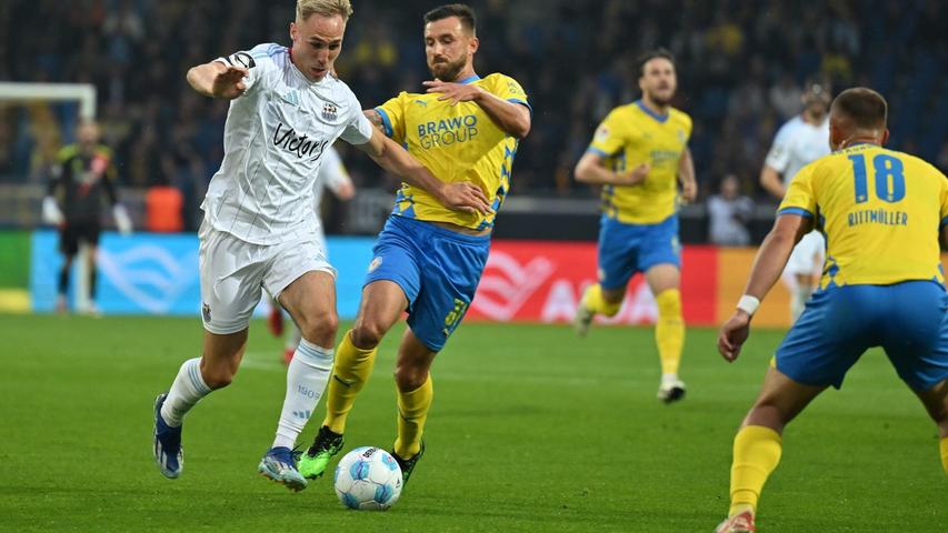 Braunschweigs Robin Krauße im Zweikampf mit dem Ex-Braunschweiger Florian Krüger. Braunschweigs Robin Krauße im Zweikampf mit dem Ex-Braunschweiger Florian Krüger.