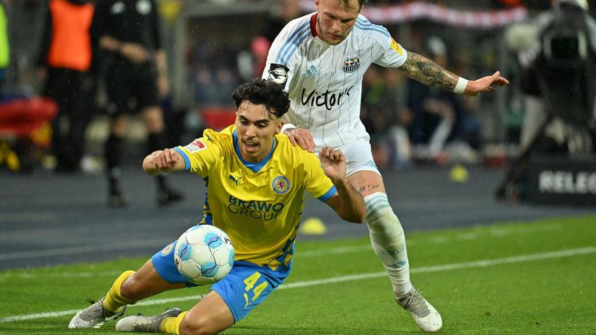 Harter Zweikampf: Braunschweigs Johan Gomez (l.) und Saarbrückens Philip Fahrner im Duell. Harter Zweikampf: Braunschweigs Johan Gomez (l.) und Saarbrückens Philip Fahrner im Duell.