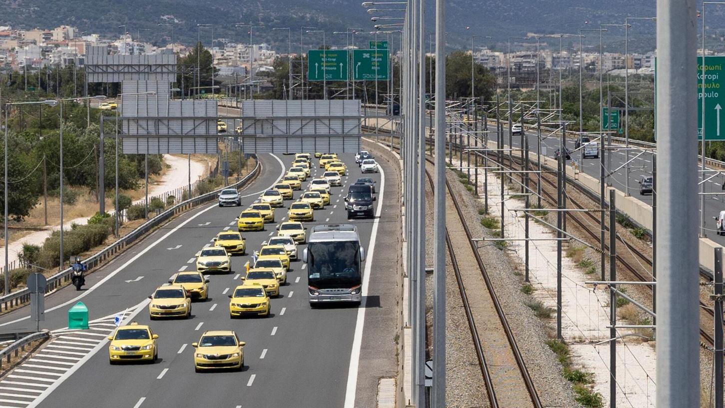 Wer zum Flughafen will, hat es schwer: Taxistreik in Athen. Wer zum Flughafen will, hat es schwer: Taxistreik in Athen.