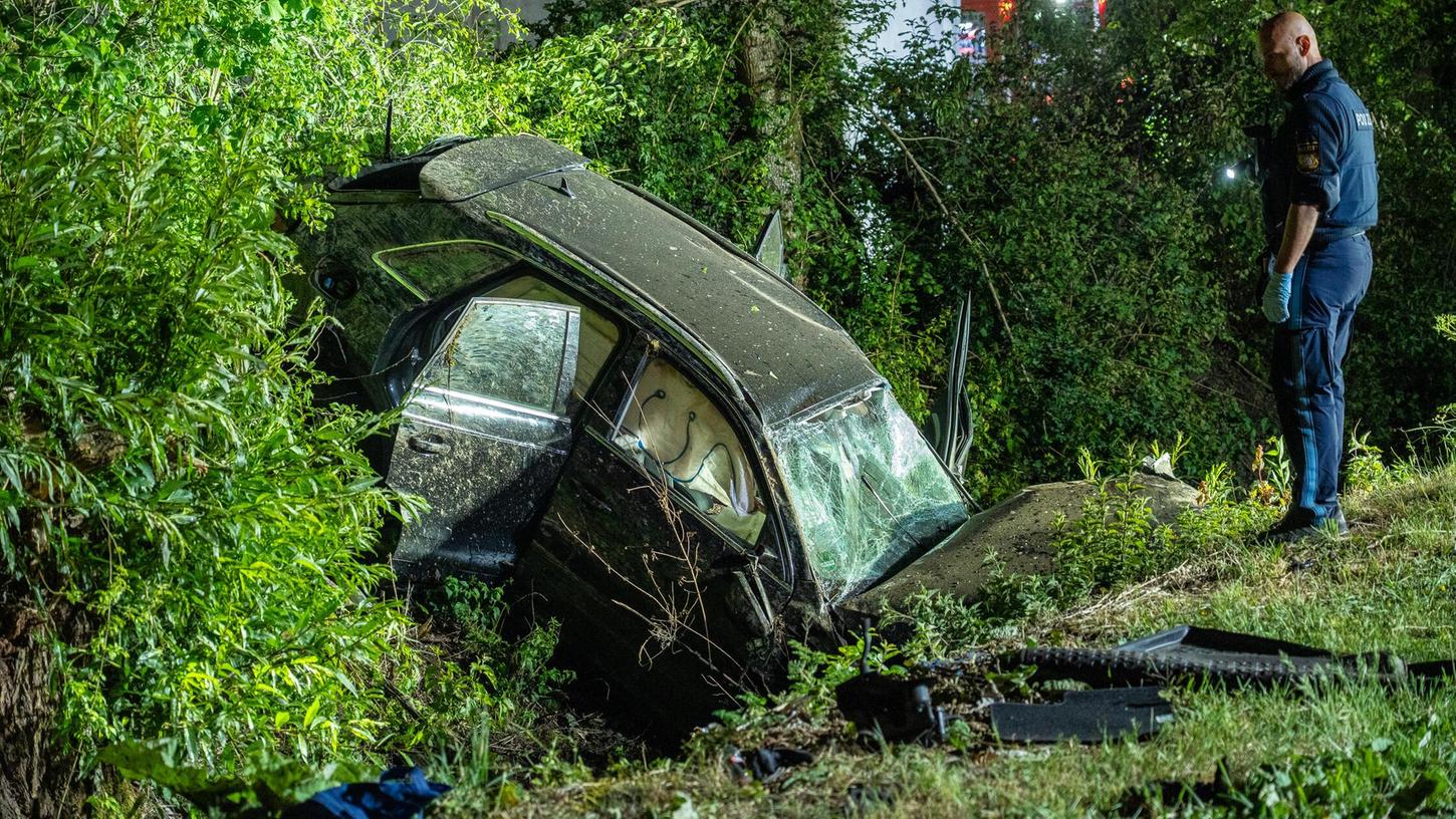 Am Dienstagabend (27.05.2025) kam es bei Kleinsendelbach (Lkr. Forchheim) zu einem tragischen Verkehrsunfall. Der 38-jährige Autofahrer starb noch an der Unfallstelle. Am Dienstagabend (27.05.2025) kam es bei Kleinsendelbach (Lkr. Forchheim) zu einem tragischen Verkehrsunfall. Der 38-jährige Autofahrer starb noch an der Unfallstelle.