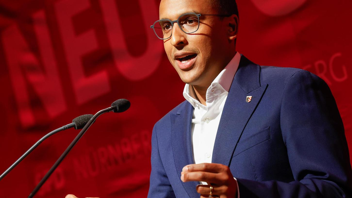 „Und dennoch stehe ich hier“ nennt Nasser Ahmed den Band, den er am Mittwoch, 11. Juni, im Gespräch mit NN-Redakteurin Birgit Ruf beim NN-Talk im Caritas-Pirckheimer-Haus vorstellt. „Und dennoch stehe ich hier“ nennt Nasser Ahmed den Band, den er am Mittwoch, 11. Juni, im Gespräch mit NN-Redakteurin Birgit Ruf beim NN-Talk im Caritas-Pirckheimer-Haus vorstellt.