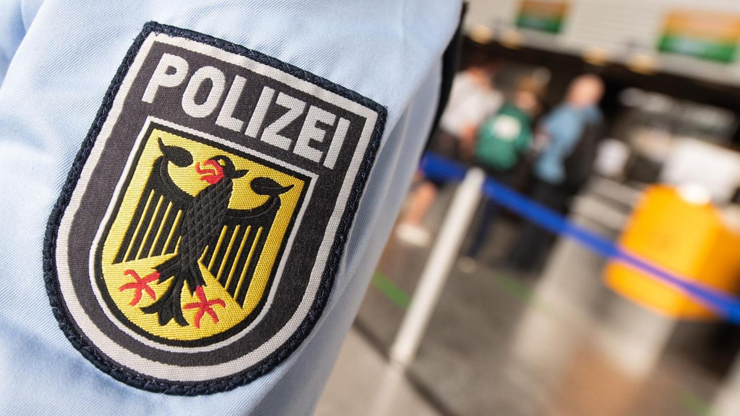 Bei der Einreisekontrolle fiel der Haftbefehl auf. (Symbolbild) Bei der Einreisekontrolle fiel der Haftbefehl auf. (Symbolbild)