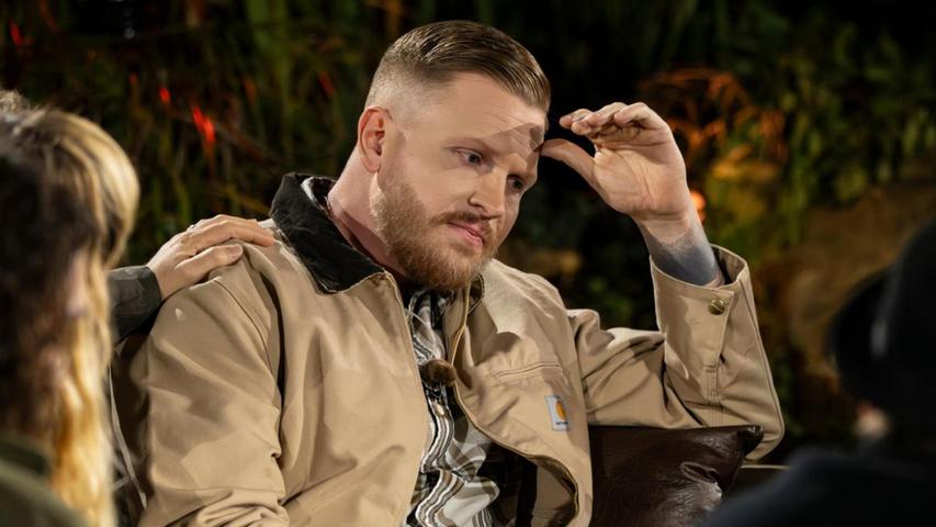 Rapper FiNCH rehnete in "Sorry" mit seinem Vater ab - und brachte seine Kolleginnen und Kollegen damit zum Weinen. Rapper FiNCH rehnete in "Sorry" mit seinem Vater ab - und brachte seine Kolleginnen und Kollegen damit zum Weinen.