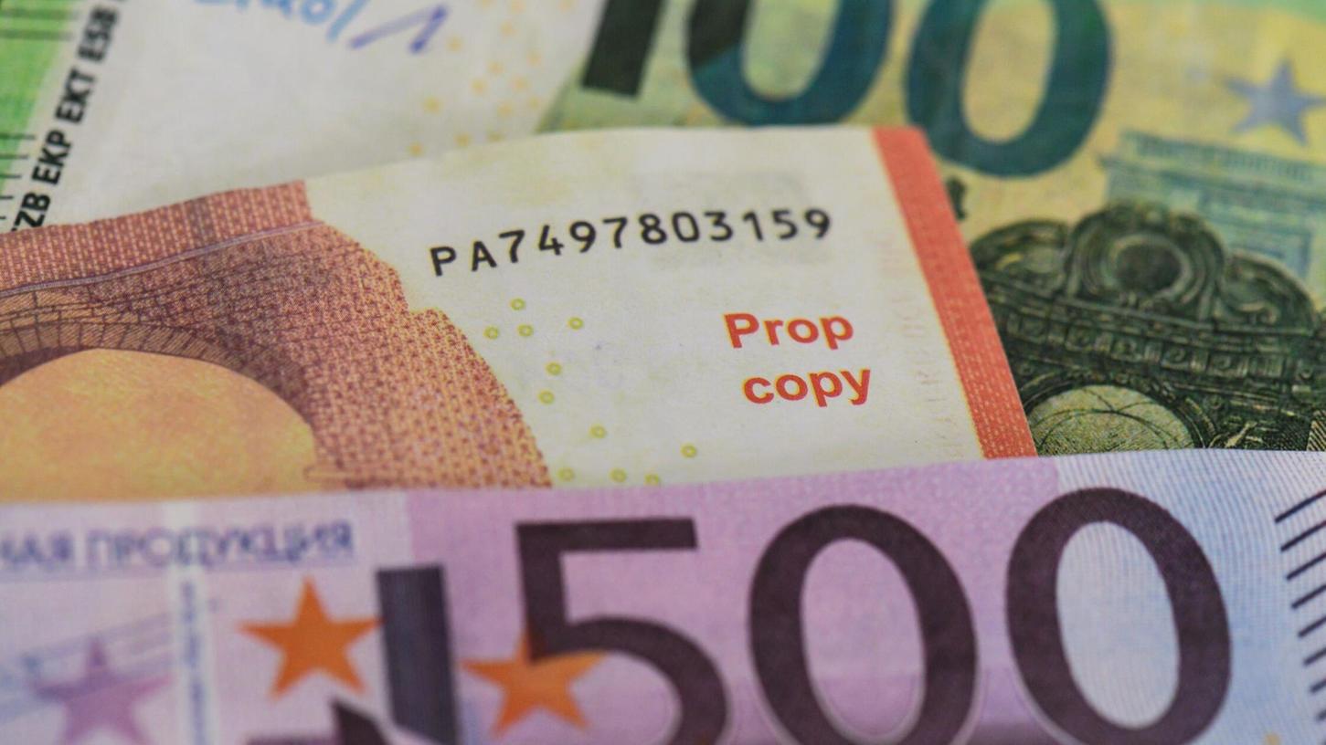 Rund 11.000 Euro Falschgeld stellte die Polizei bei einer Buskontrolle im Landkreis Passau sicher. (Symbolbild) Rund 11.000 Euro Falschgeld stellte die Polizei bei einer Buskontrolle im Landkreis Passau sicher. (Symbolbild)