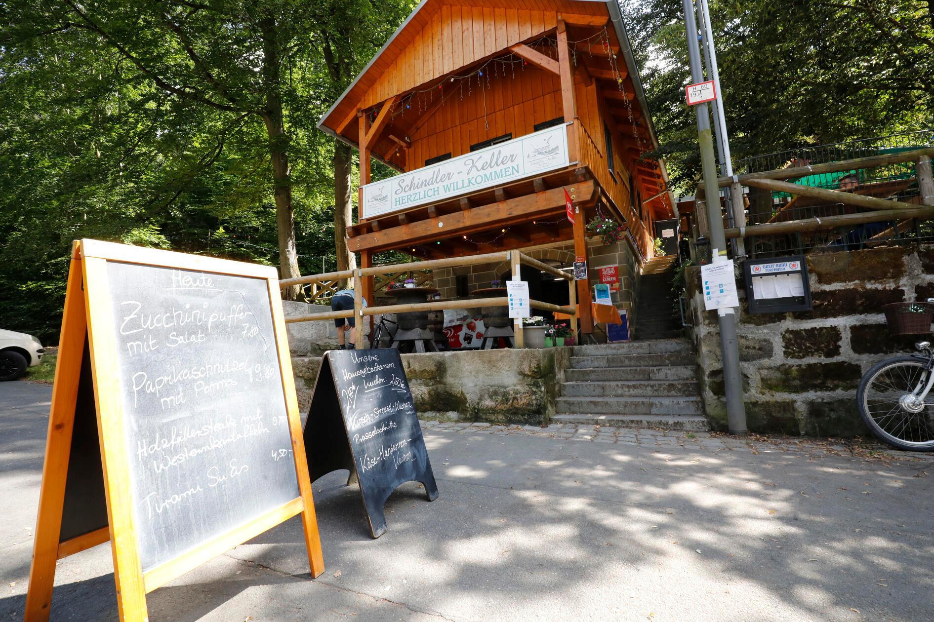 Am Schindler-Keller wird Greifbier aus Forchheim ausgeschenkt. Hier ist Montag bis Freitag von 15 bis 22 Uhr, Samstag von 11:30 bis 22 Uhr und Sonntag von 11 bis 22 Uhr geöffnet.