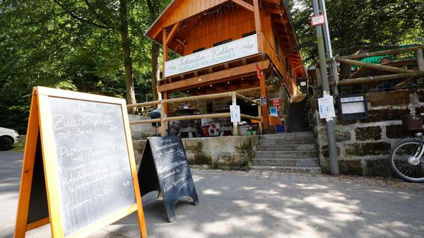 Am Schindler-Keller wird Greifbier aus Forchheim ausgeschenkt. Hier ist Montag bis Freitag von 15 bis 22 Uhr, Samstag von 11:30 bis 22 Uhr und Sonntag von 11 bis 22 Uhr geöffnet.