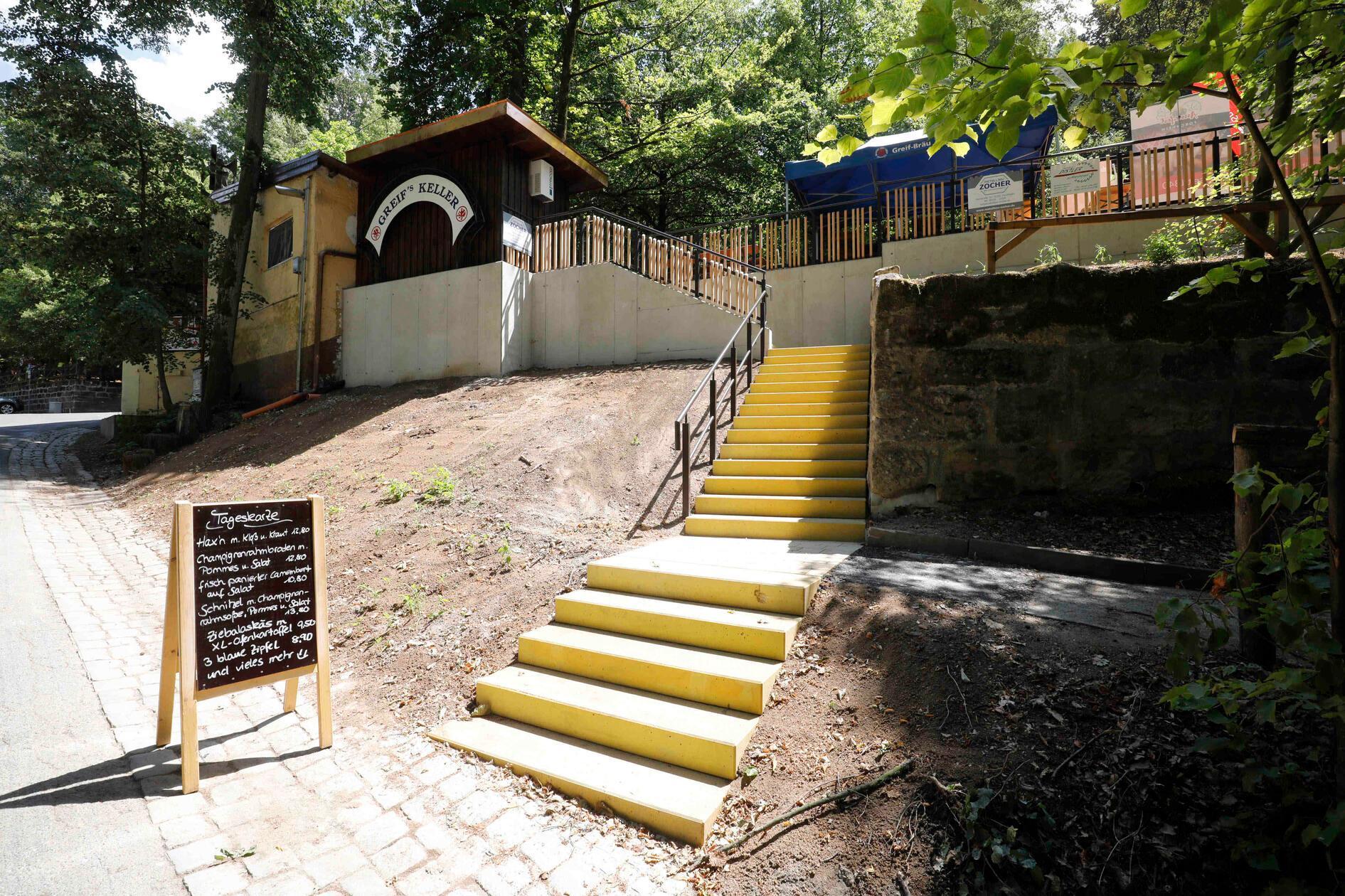 Der Greif-Keller liegt im unteren Abschnitt des Forchheimer Kellerwaldes. Geöffnet ist Dienstag bis Freitag von 16 bis 22 Uhr, Samstag 15 Uhr sowie an Sonn- und Feiertagen ab 9 Uhr.