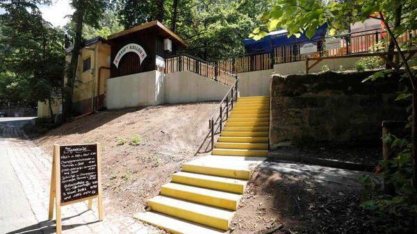 Der Greif-Keller liegt im unteren Abschnitt des Forchheimer Kellerwaldes. Geöffnet ist Dienstag bis Freitag von 16 bis 22 Uhr, Samstag 15 Uhr sowie an Sonn- und Feiertagen ab 9 Uhr.