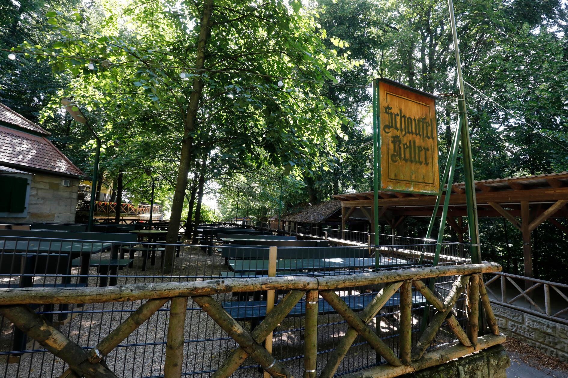 Auf dem Schaufel-Keller wird Löwenbräu-Bier aus Buttenheim ausgeschenkt. Festwirtin Hildegard Schaufel öffnet außerhalb des Annafests donnerstags bis sonntags zwischen 17 und 23 Uhr.