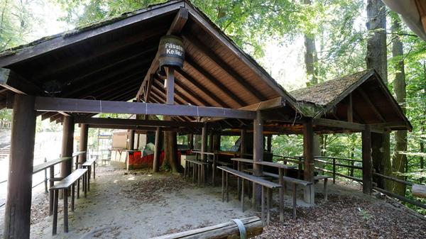 Der Fässla-Keller macht nur während des Annafestes auf und schenkt Bier der Brauerei Simon aus. Festwirtin ist Rahel Mehlich vom Cafe "Ellas süß und salzig".