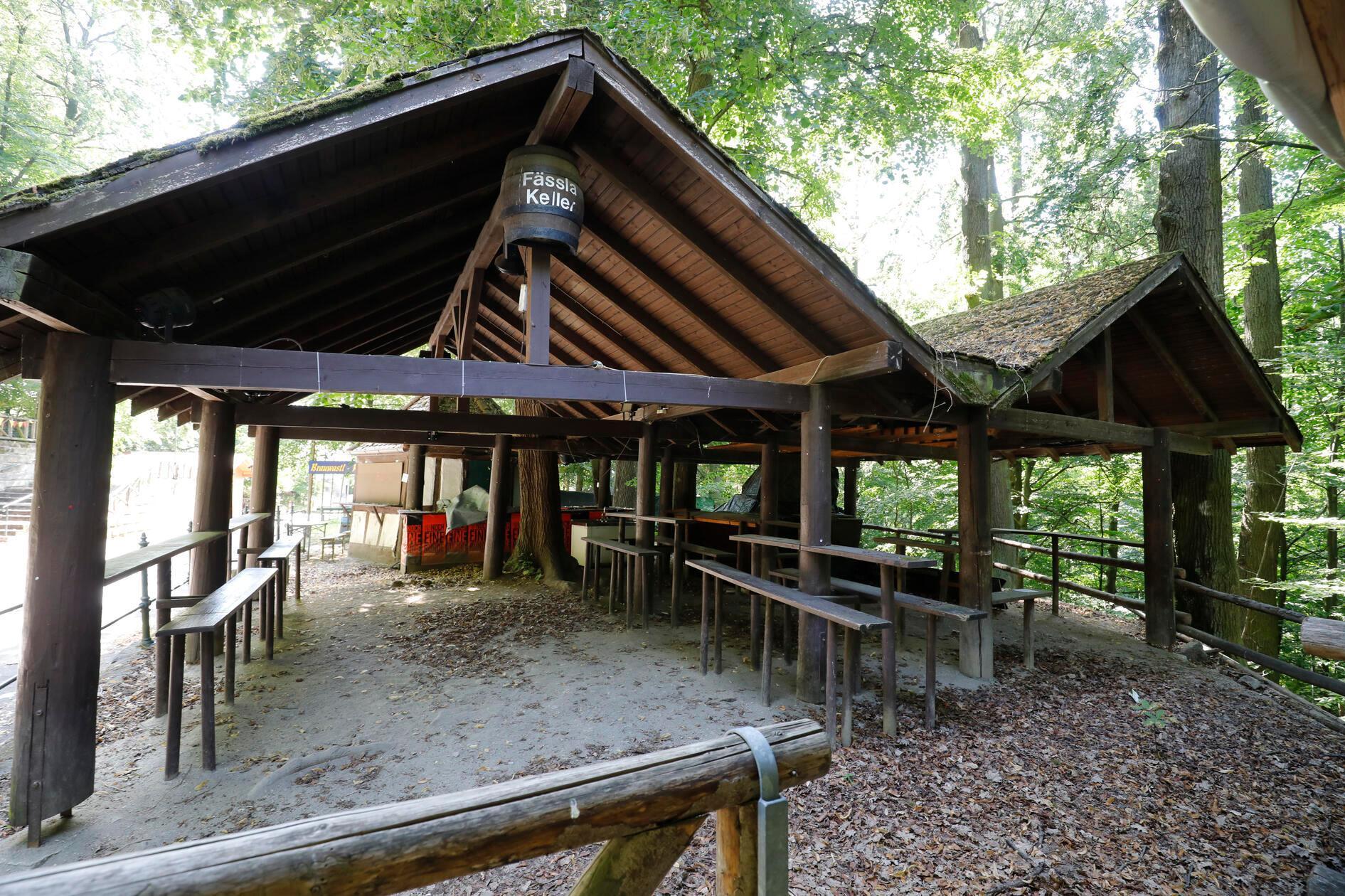 Der Fässla-Keller macht nur während des Annafestes auf und schenkt Bier der Brauerei Simon aus. Festwirtin ist Rahel Mehlich vom Cafe "Ellas süß und salzig".