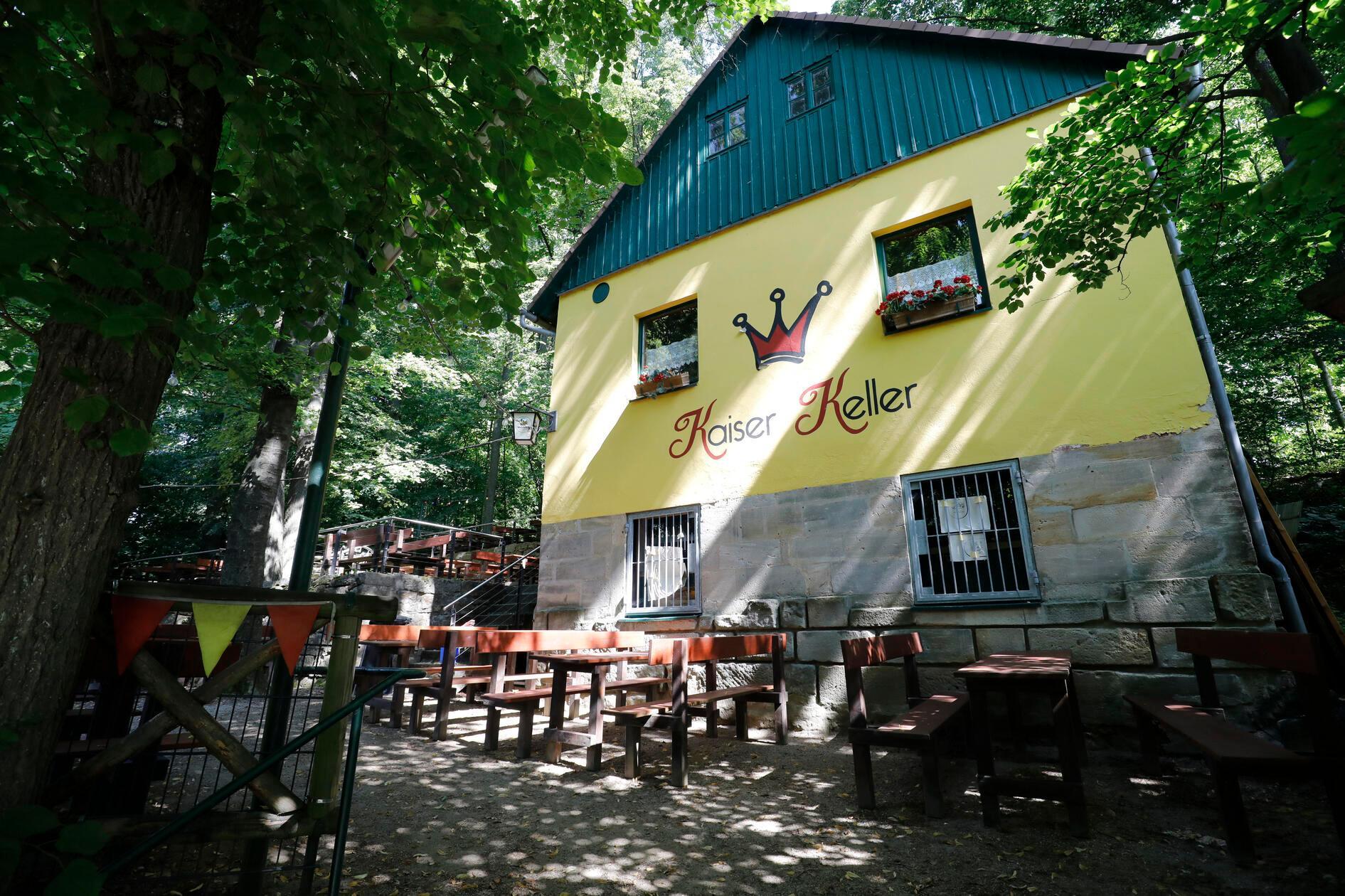 Der Kaiser-Keller öffnet ebenfalls nur während des Annafestes und schenkt Veldensteiner Bier aus. Festwirtin ist Rahel Mehlich vom Cafe "Ellas süß und salzig".