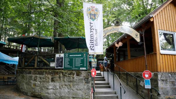 Der Glockenkeller hat täglich geöffnet ab 16.30 Uhr, am Samstag ab 11 Uhr und sonntags bereits ab 10 Uhr. Um 22.30 Uhr werden hier die Türen geschlossen. Hier gibt es Rittmayer-Bier aus Hallerndorf.