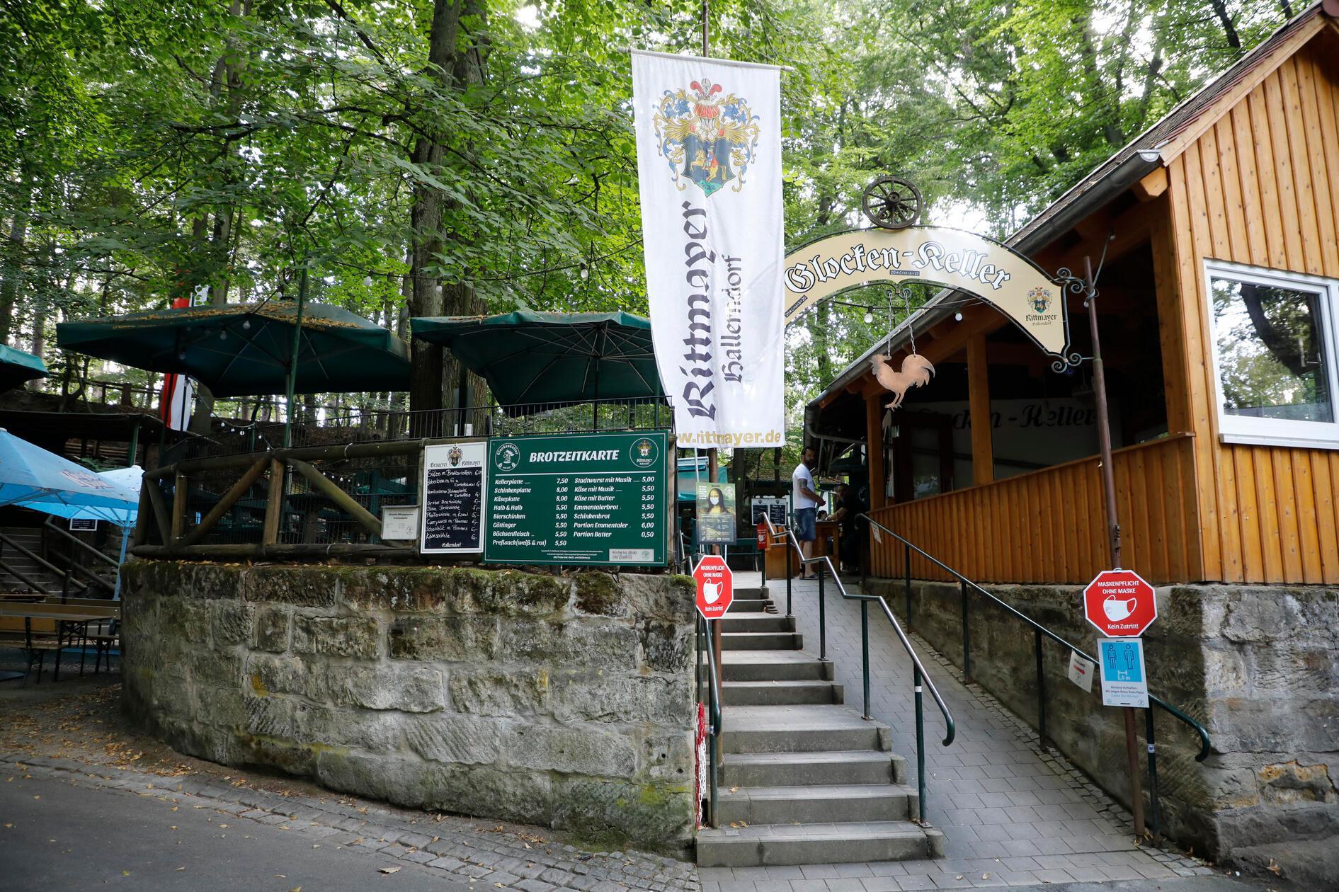 Der Glockenkeller hat täglich geöffnet ab 16.30 Uhr, am Samstag ab 11 Uhr und sonntags bereits ab 10 Uhr. Um 22.30 Uhr werden hier die Türen geschlossen. Hier gibt es Rittmayer-Bier aus Hallerndorf.