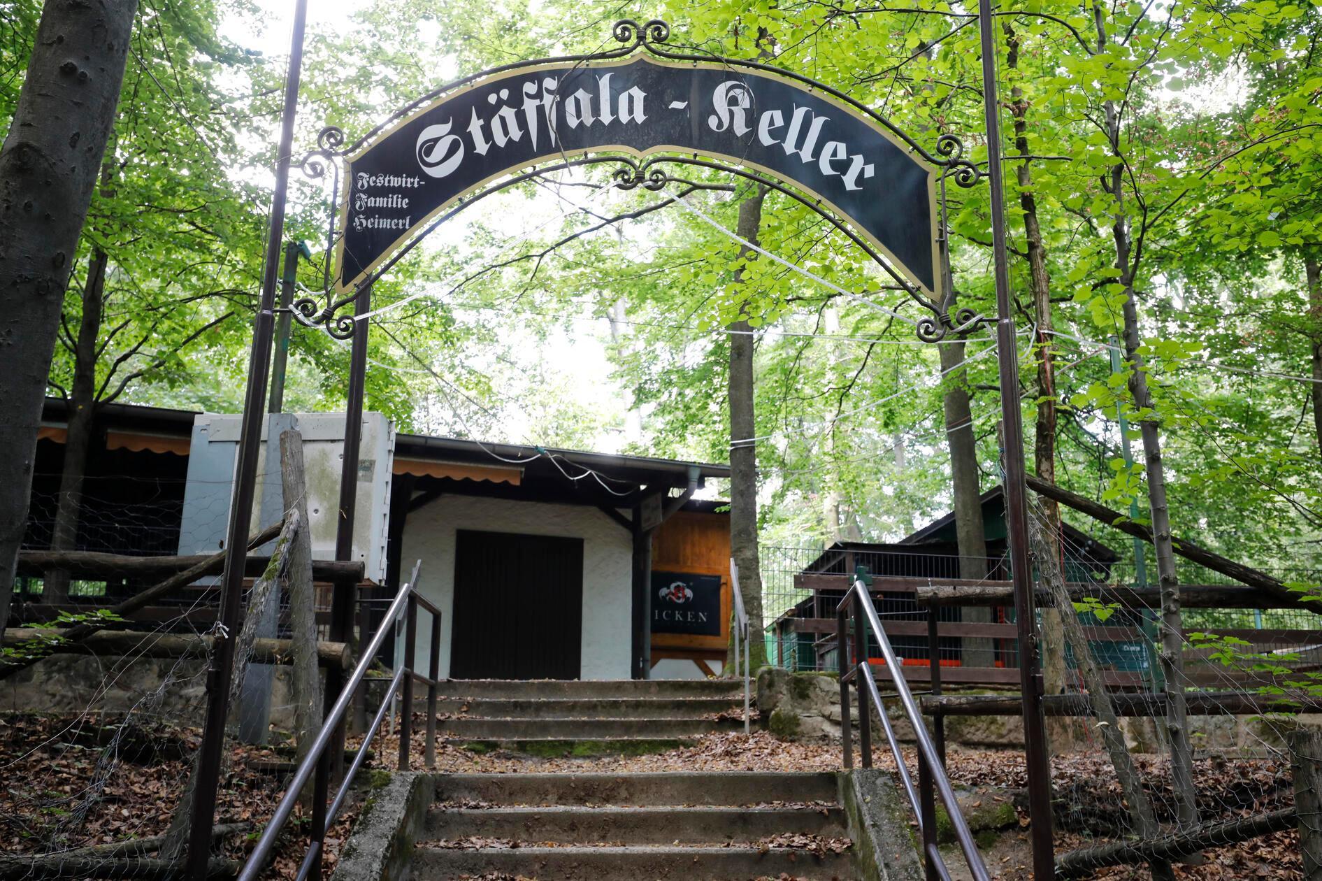 Beim Stäffala-Keller ist Sonntag 11 bis 23 Uhr, Donnerstag bis Samstag 16 bis 23 Uhr geöffnet. Hier wird Veldensteiner Bier ausgeschenkt. Festwirte sind Christian und Susanne Cejpek.