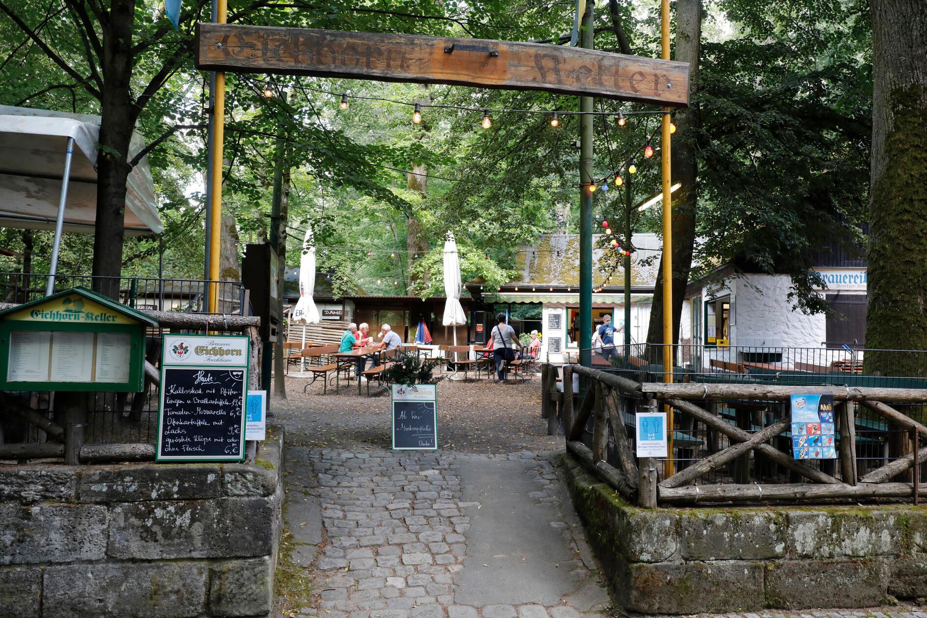 Der Eichhorn-Keller hat Mittwoch bis Freitag von 17 bis 23 Uhr geöffnet, am Wochenende von 11 bis 23 Uhr. Ansonsten ist dort Montag sowie Dienstag Ruhetag. Festwirt ist Bruno Alberti.