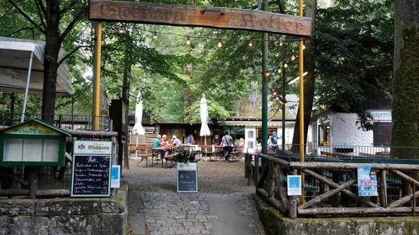 Der Eichhorn-Keller hat Mittwoch bis Freitag von 17 bis 23 Uhr geöffnet, am Wochenende von 11 bis 23 Uhr. Ansonsten ist dort Montag sowie Dienstag Ruhetag. Festwirt ist Bruno Alberti.